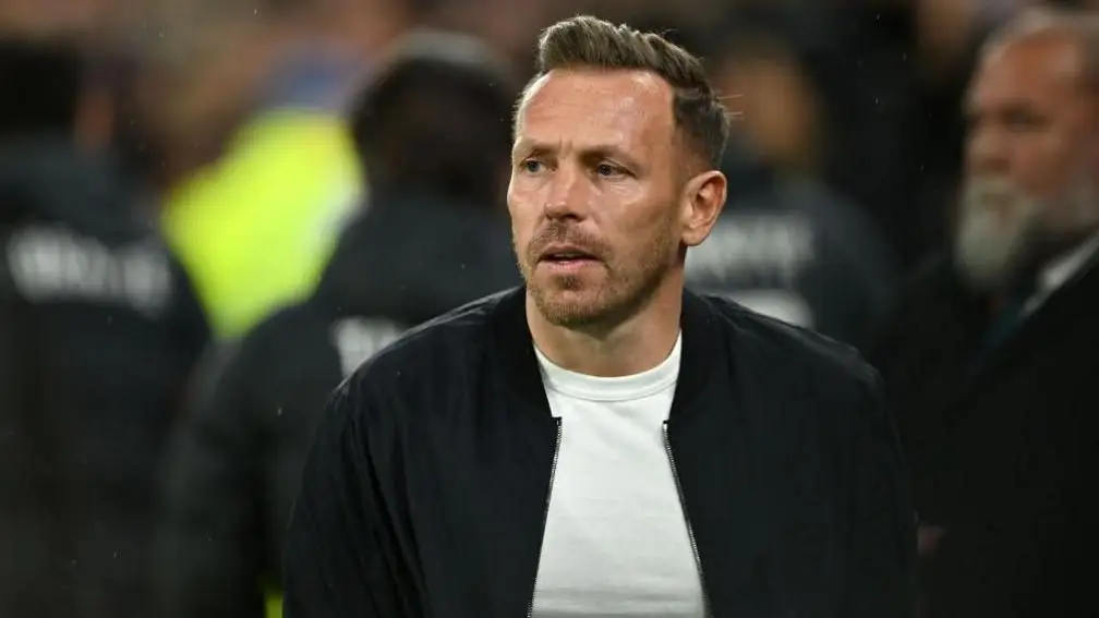 威尔士主帅克雷格·贝拉米与伯恩利谈判